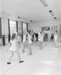 880993 Afbeelding van leerlingen tijdens een balletles in de Gemeentelijke Muziekschool (Lange Nieuwstraat 2) te Utrecht.
